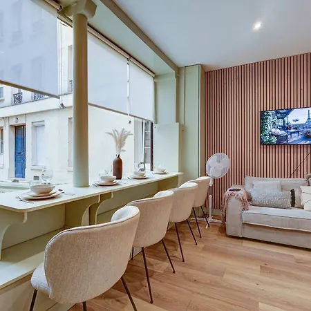 Place De La Nation Cozy 2bd Duplex Apartment